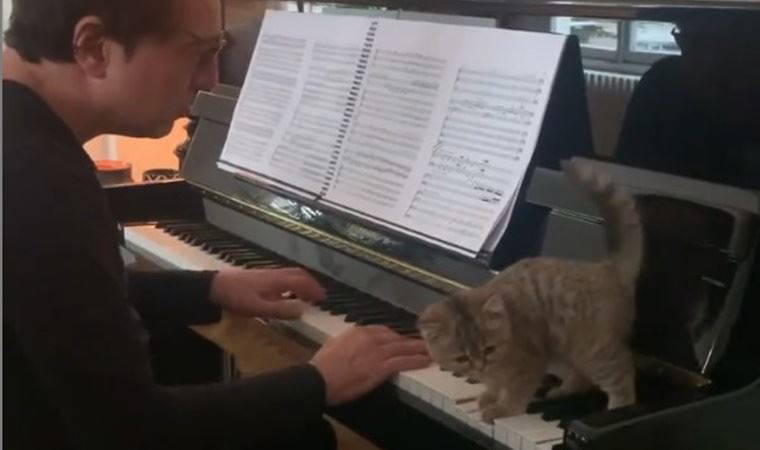 Fazıl Say, kedisi Küt'le birlikte piyano çaldığı bir video paylaştı