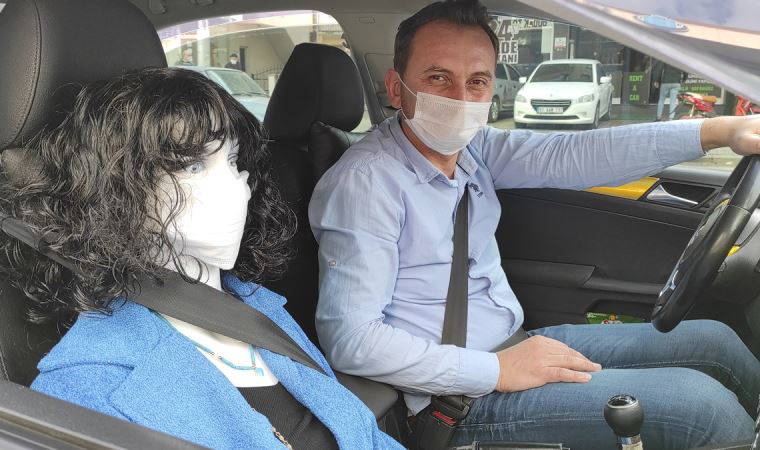 Taksici, ön koltuğa oturulmasını engellemek için cansız manken taşımaya başladı