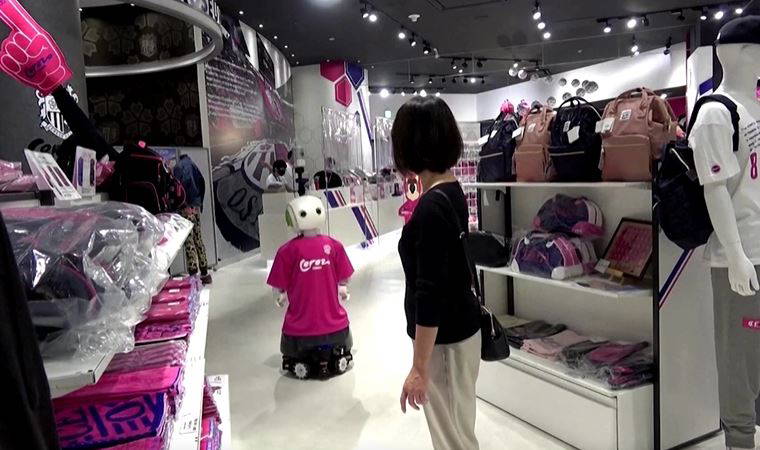 Sosyal mesafeye uymayanları robot uyarıyor