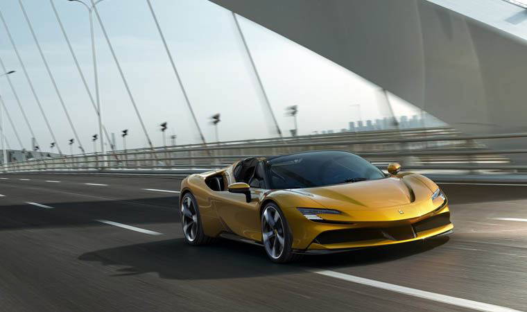 Ferrari üstü açılır hibrit elektrikli aracını tanıttı