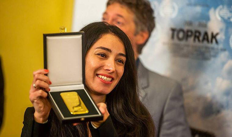 Hiç beklemediği ödülü gözyaşlarıyla aldı