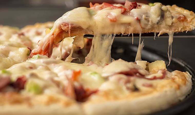 MHP'nin 'askıda ekmek' kampanyasından sonra Kızılay'dan 'askıda pizza' kampanyası!