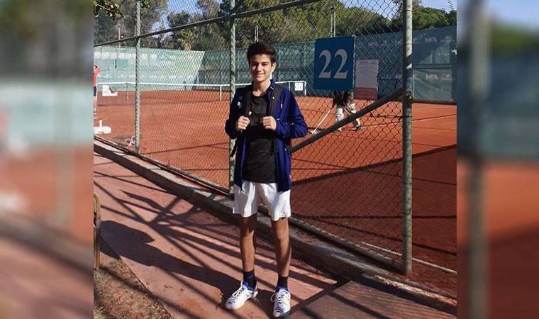 15 yaşındaki milli tenisçi Önder Balcı, üç yıldır kendi klasmanında birinci