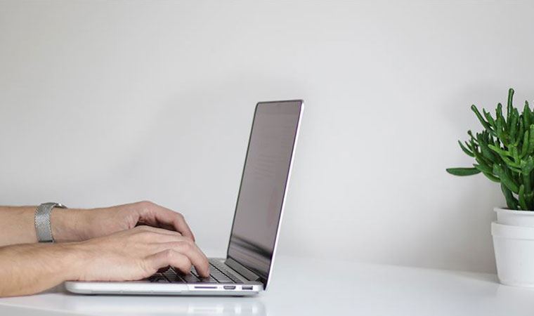 Evden çalışmak yeni alışkanlıklar doğuruyor: Çıplak çalışmak