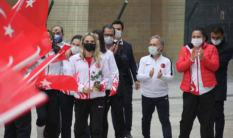 Cimnastikte ilk madalyalı getiren Göksü'yu, şampiyonlar karşıladı