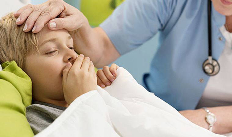 Uzmanı uyardı: Çocuklarda boğaz ağrısı ya da ateşten sonra görülebilecek bu belirtilere dikkat