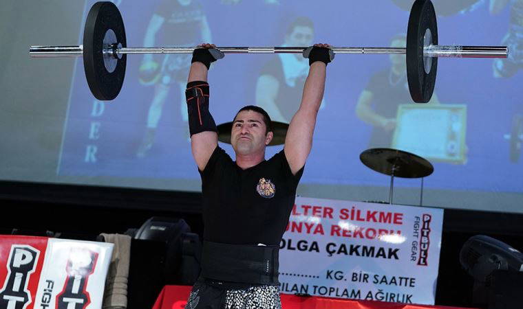 Tolga Çakmak, halter silkmede dünya rekoru kırdı