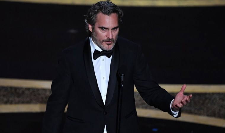Joaquin Phoenix: Kendimizde bir ineği yapay olarak dölleyip yavrusunu çalma hakkını görüyoruz