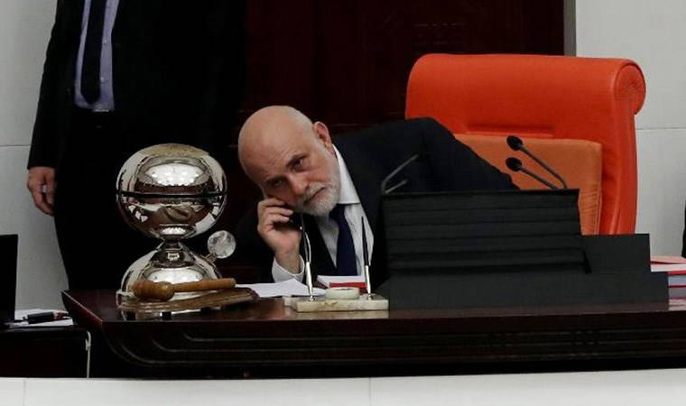Meclis’te ilginç görüntü: Meclis’te başkan da vekil dinlemiyor!