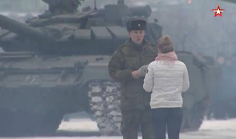 16 tankla böyle evlilik teklifi etti