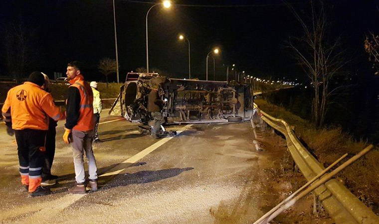 Düğünden dönen minibüs devrildi! Çok sayıda yaralı var