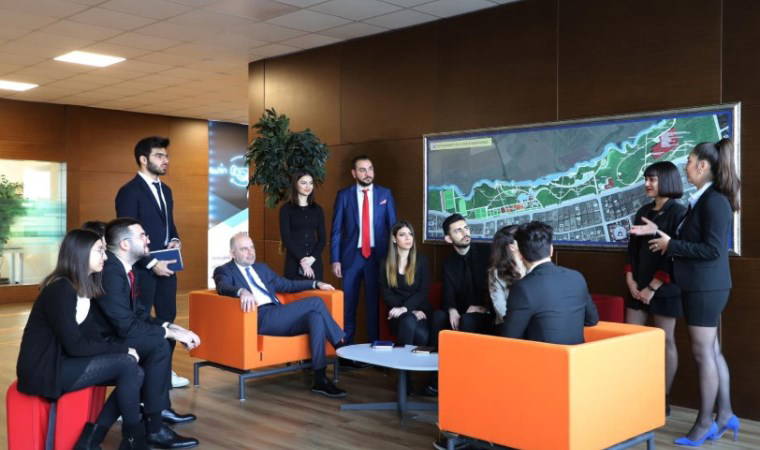 Rektörün mentoru öğrenciler