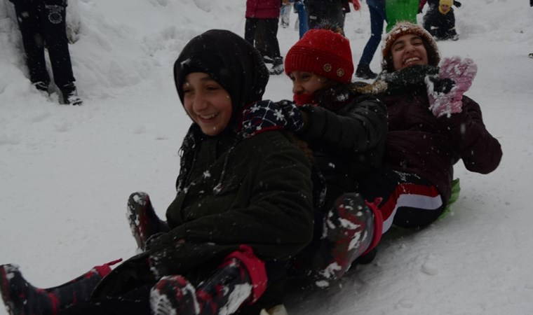 Çocukların kızak keyfi kamerada