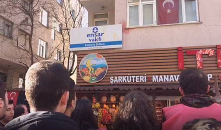 Ensar Vakfı’na yumurtalı protesto