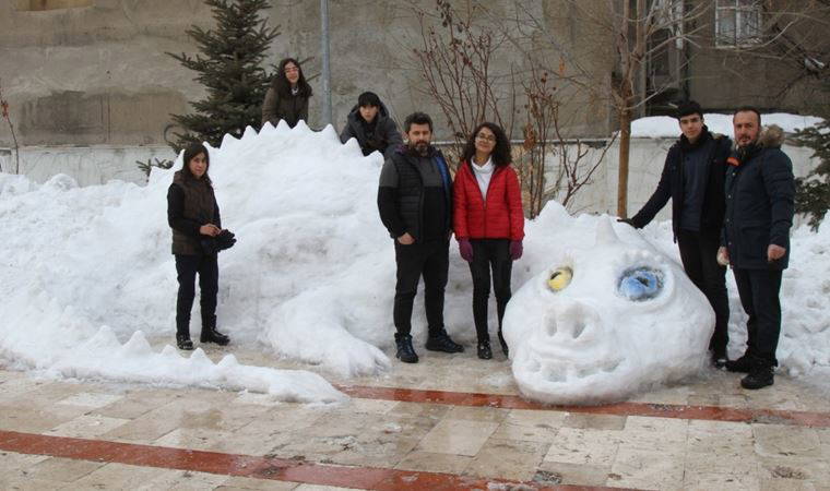 Van Gölü canavarının kardan heykeli yapıldı