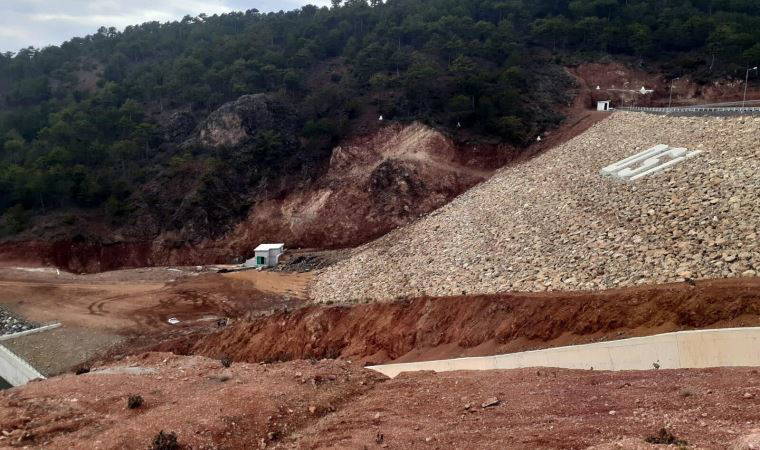 Uşak'ta barajda çatlak; 4 okul tatil edildi