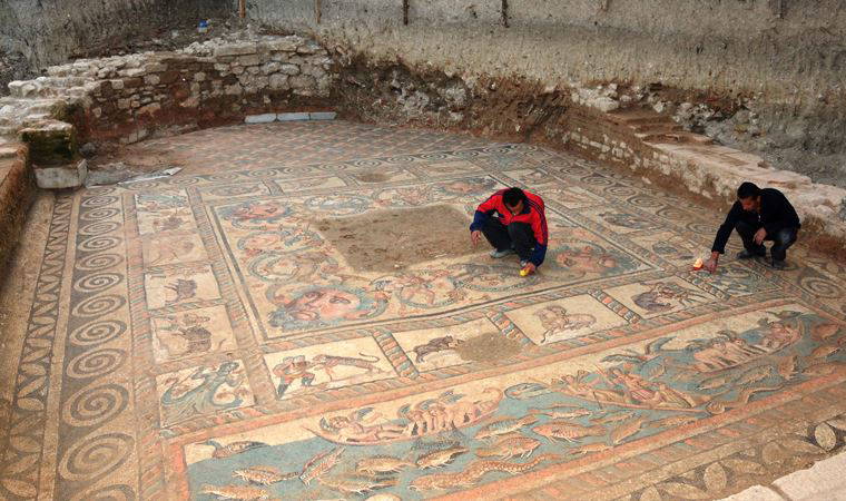 Bahçesinde Roma dönemine ait eserler çıktı