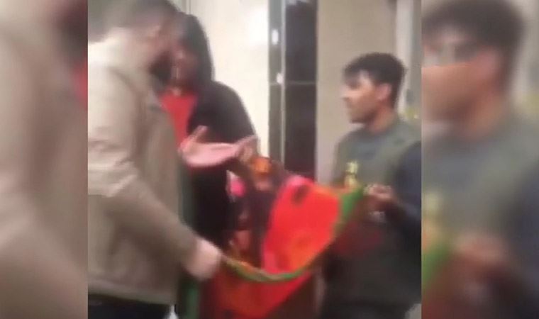 Afgan gencin boynuna sardığı bayrağı zorla çıkartıp tokat attı
