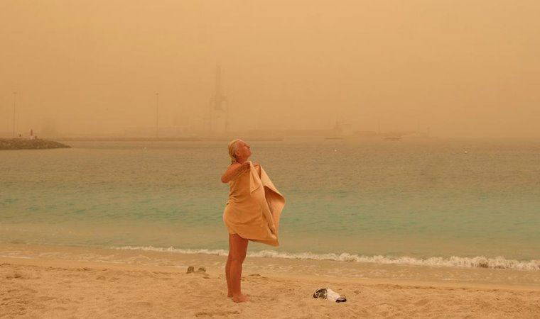 Kanarya Adaları’nda kum fırtınası gökyüzünü turuncuya bürüdü