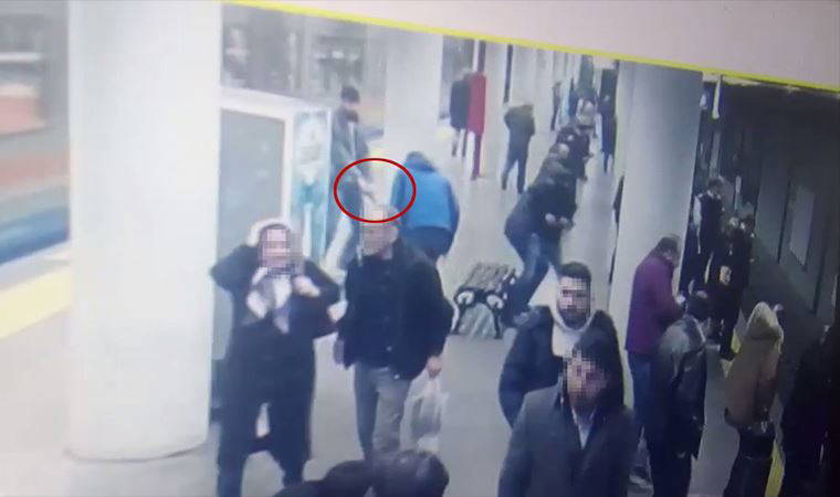 Otogar metro istasyonunda polise saldırı kamerada