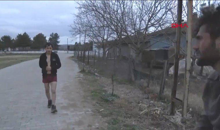 Yunan güvenlik güçleri döverek paralarını alıyor