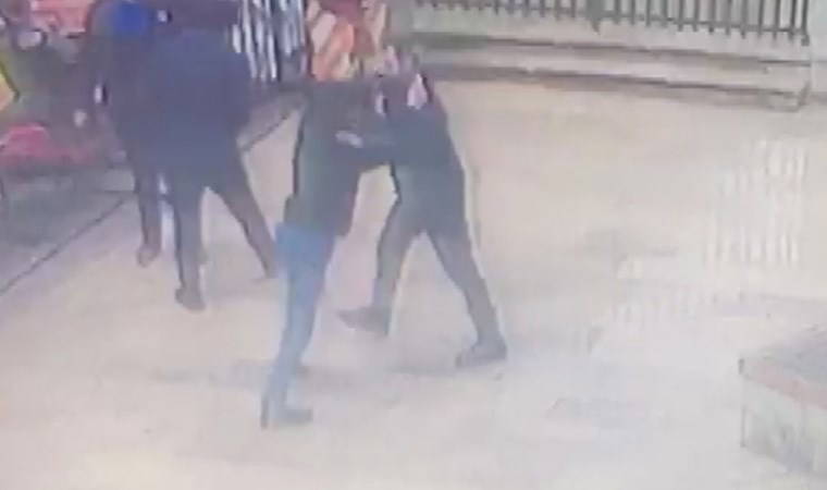 Beşiktaş’ta zabıtalar bıçaklı kavgayı çöp süpürgesi ile ayırdı