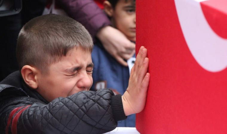 Şehit olan babasının tabutuna sarılarak gözyaşı döktü
