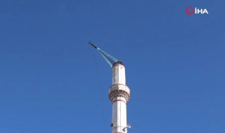 Fırtına minarenin kubbesini böyle uçurdu