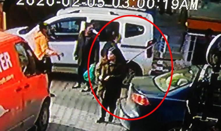Esenyurt’ta tahta süpürge sapıyla kavga kamerada