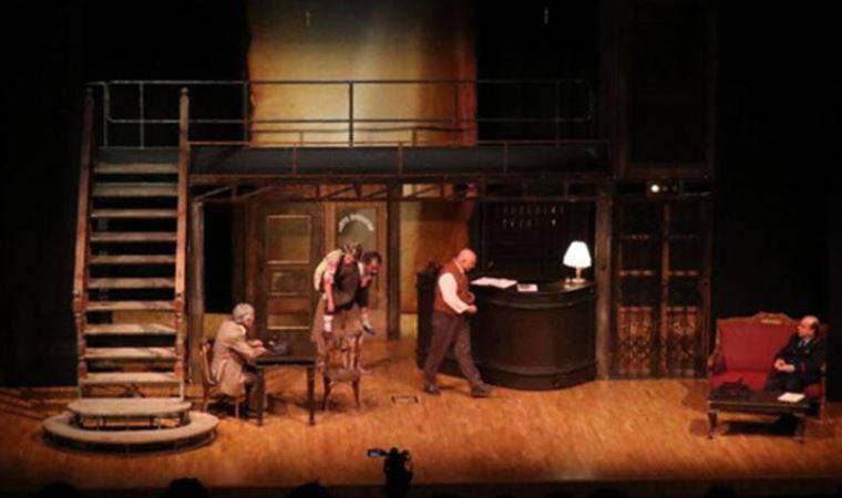 Maçlar oynanır, AVM’ler açık kalırken tiyatrolar niye kapanır?