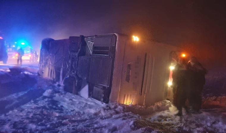 Yolcu otobüsü devrildi! 37 yaralı var