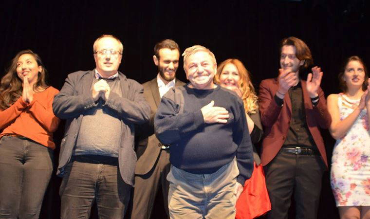 Tiyatrosu valizinde...