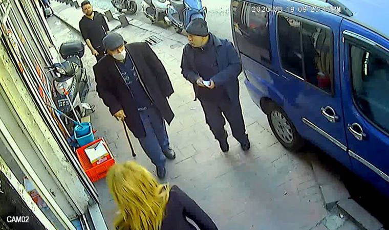 Kolonya ikram eder gibi yapıp, emeklinin maaşını çaldı