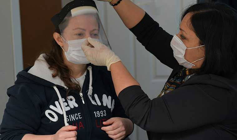 Doktorların yüz siperliği Çiğli Belediyesi’nden