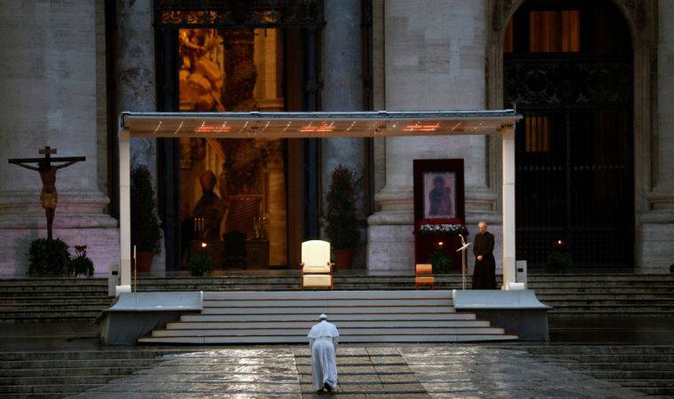 Papa yağmur altında dua etti