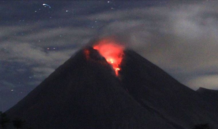 Endonezya'da Merapi Yanardağı'nda patlama