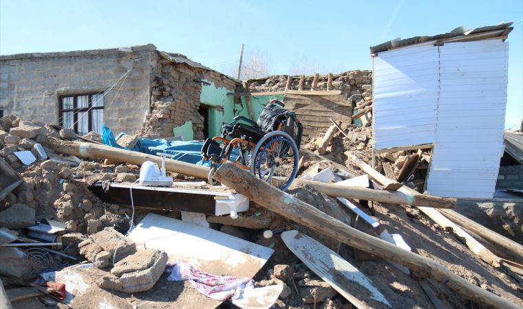 Enkaz altında kalan tekerlekli sandalyesinin yenisi verildi
