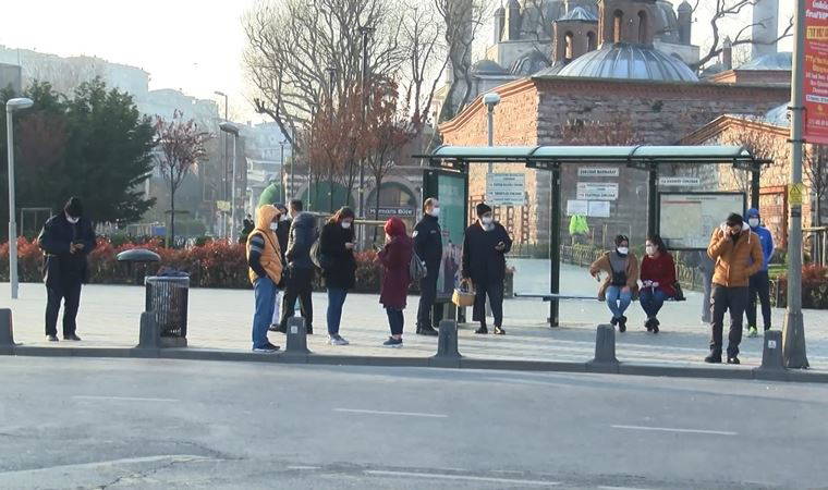 Dakikalarca durakta beklediler