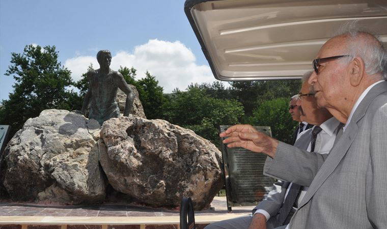 Önce kadınlar ayağa kalkıyor