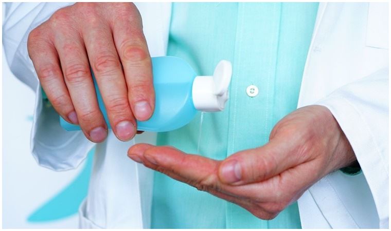 Japon doktorlar dezenfektan bulamazlarsa yüksek alkollü içkileri kullanacaklar