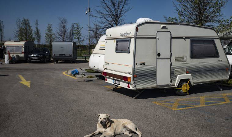 Koronavirüs günlerini karavanda geçiriyorlar