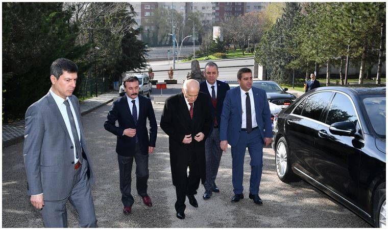 Devlet Bahçeli Türkeş'in mezarını ziyaret ederken koronavirüs önlemi almadı