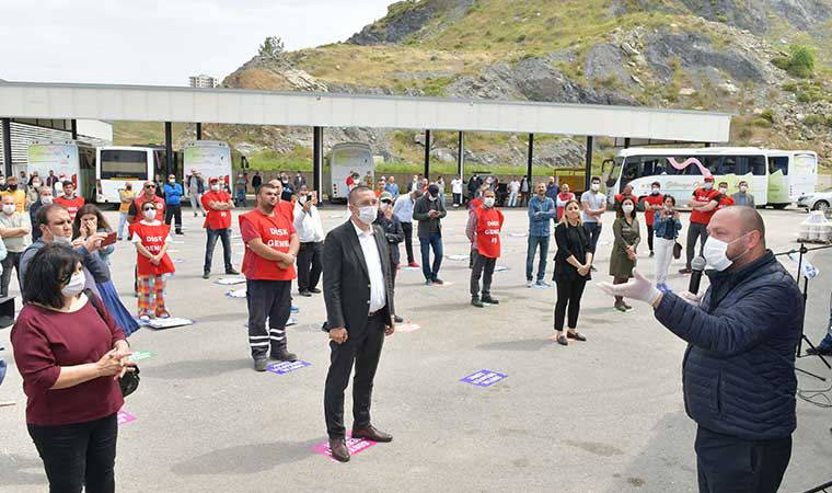 Çiğli’de fırça saplarıyla sosyal mesafeli 1 Mayıs halayı