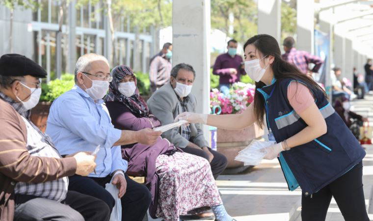 Aydın Büyükşehir Belediyesi 65 yaş üstü vatandaşlara maske dağıttı