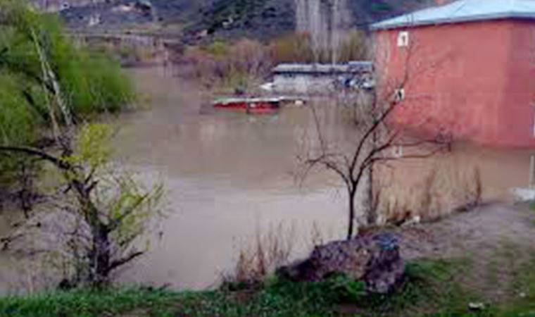 Baraj suyu altında kalan köylerinde, eşyalarını kurtarmaya çalıştılar