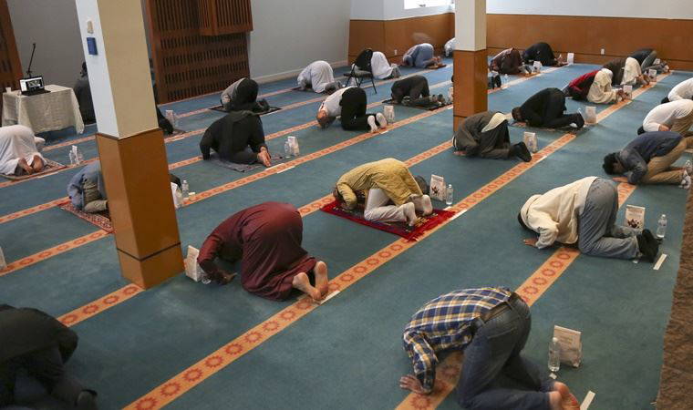 Diyanet cuma namazı için uyarı afişi paylaştı