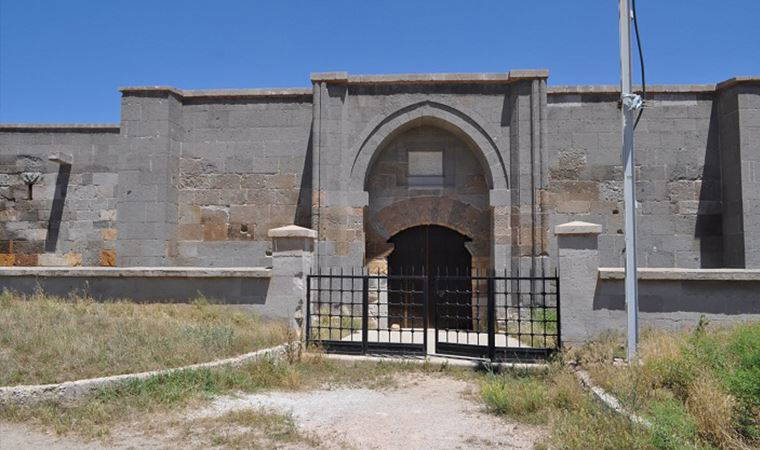 769 yıllık Cacabey Kervansarayı yenilenmezse yok olabilir!