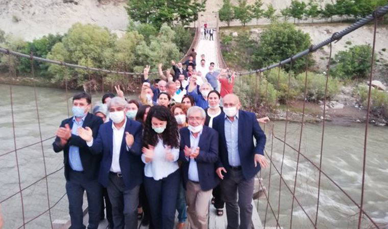 HDP heyeti “Darbeye karşı demokrasi yürüyüşü” öncesi Gençlik Köprüsü’nden geçti