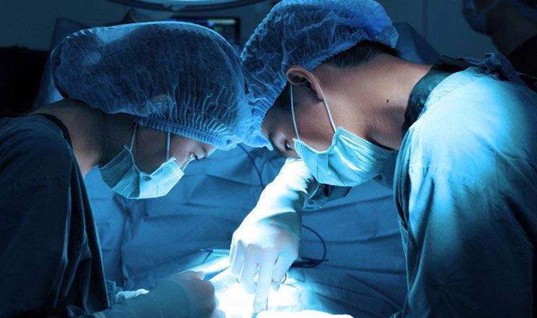 Karın ağrısıyla hastaneye gitti, 7,5 kilogram kitle çıkarıldı