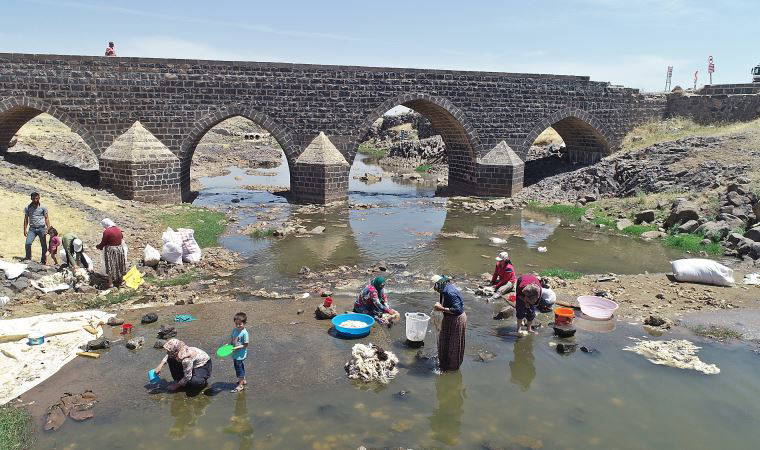 Güneydoğu dereleri, yün yıkayan kadınlarla renklendi